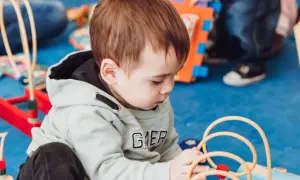 Jak dziecko odreagowuje żłobek? Objawy stresu i jak pomóc maluchowi
