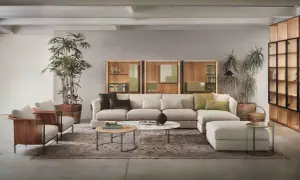 Soggiorno moderno con divano componibile beige, poltrone in midollino e pareti color tortora chiaro e scuro.