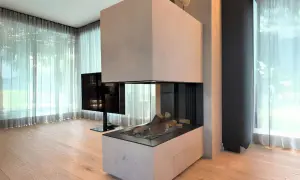 Moderner Kamin Neubau mit Glasfront und Holzelementen, umgeben von hellen Vorhängen und Holzboden.