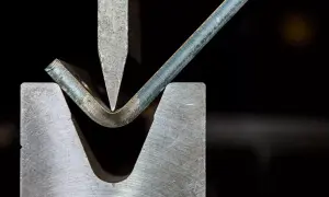 Precyzyjna obróbka plastyczna metali: gięcie blachy pod naciskiem stempla.