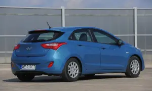 Niebieski Hyundai i30, tył. Wymiana żarówki stopu w tym modelu jest prosta.