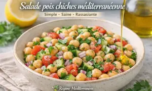 Salade méditerranéenne aux pois chiches, tomates, concombre et oignon rouge. Une recette simple, saine et rassasiante, arrosée d'huile d'olive.