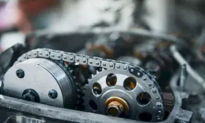 Mécanisme de distribution d'une DS3, avec la courroie de distribution et les pignons en gros plan.