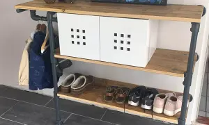 En praktisk hylla med kläder, skor och förvaringslådor. Perfekt hylla inspiration för hallen.