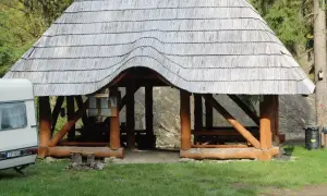 Drewniana wiata i przyczepa kempingowa w Bieszczadach. Idealne miejsce na camping.