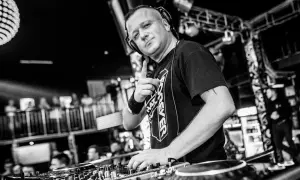 Ile bierze DJ Hazel za występ? Sprawdź, co wpływa na cenę!