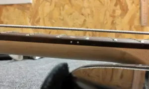 Jak akcja strun w gitarze elektrycznej wpływa na brzmienie i grę