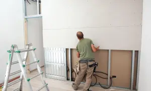 Szybkie równe ściany: Jak przykleić karton gips bez błędów?