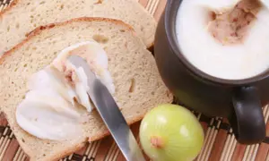 Kiedy dodać cebulę do smalcu, aby uzyskać idealny smak?
