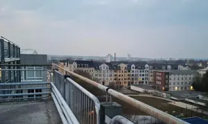 Blick über Chemnitz mit alten Häusern und einem bunten Turm im Hintergrund. Hier gibt es viele Geheimtipps zu entdecken.