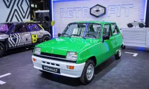 Zielony Renault 5 z napisem "RENAULT" na zderzaku. Obok niego futurystyczny model z czarno-białą grafiką. To przykład przerabiania aut na elektryczne.