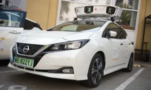 Biały samochód Nissan z zamontowanym na dachu urządzeniem do skanowania.
