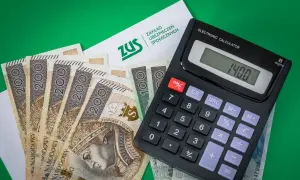 ZUS, banknoty 200 zł i kalkulator pokazują podstawę wymiaru składki na ubezpieczenie emerytalno-rentowe.