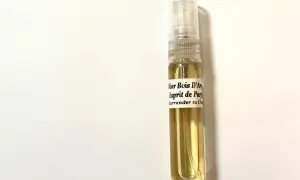 Próbka perfum Dior Bois d'Argent, Esprit de Parfum. Złocisty płyn w szklanej fiolce z atomizerem.