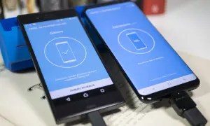 Dwa telefony połączone kablem USB, jeden wyświetla komunikat "Gotowe", drugi "100%", pokazując jak przenieść dane z telefonu na telefon Samsung.