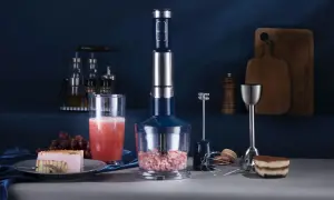 Blender ręczny Redmond, idealny do przygotowania smoothie i deserów. Sprawdź nasz ranking!
