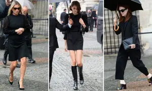 Drei Frauen in Schwarz, darunter Kate Moss, Kaia Gerber und Julianne Moore, besuchen eine Beerdigung. Sie tragen elegante Kleider und auffällige offene Schuhe.