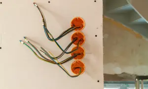 Jak zrobić instalację elektryczną w domu drewnianym bez błędów?