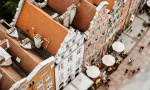 Gdańsk: urokliwe kamienice i kawiarniane ogródki na starówce, idealne na rodzinne spacery. Atrakcje dla dzieci czekają!