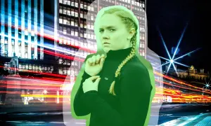 En ung kvinna med flätat hår ser misstänksam ut mot bakgrunden av en stad i rörelse. Kanske känner hon **avundsjuka på jobbet** när hon ser andras framgångar.