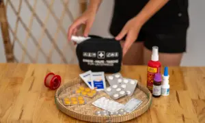 Erste-Hilfe-Set für die Packliste Asien Backpacking: Pflaster, Schmerztabletten, Nasenspray und mehr.