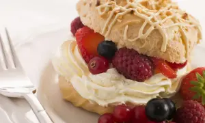 Delizioso pasticcino con chantilly e frutti di bosco freschi, pronto per essere gustato.