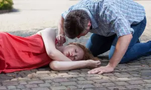 Pozycja boczna bezpieczna: Jak ratować życie krok po kroku?