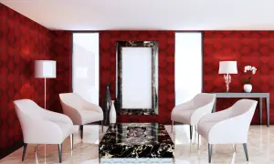 Elegancki salon z tapetą w czerwone obrazy, białymi fotelami i marmurowym stolikiem.