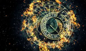 Ognisty znak zodiaku otacza starożytną tarczę zegarową z rzymskimi cyframi i symbolami astrologicznymi, unoszącą się w kosmicznej mgławce.