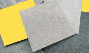 Variedad de muestras de revestimiento mineral gris y un cuadrado amarillo brillante.