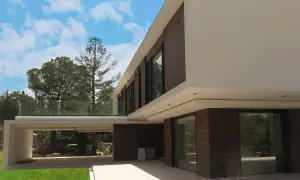 Fachadas de casas modernas con líneas limpias, madera y cristal. Un diseño vanguardista que se integra con la naturaleza circundante.