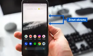 Dłoń trzyma smartfon z ikonami aplikacji. Wskazówki pokazują, jak zrobić zrzut ekranu.