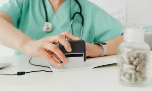 Lekarz a recepta refundowana: Kiedy dostaniesz lek ze zniżką?
