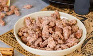 Schüssel mit knusprigen, karamellisierten gebrannten Mandeln, zubereitet im Airfryer. Ein süßer Genuss!