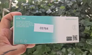 Pudełko testu HIV, który pomaga odpowiedzieć na pytanie "co to HIV?". Szybki test krwi z dokładnością 99%.