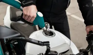 Tankowanie białego motocykla. Zastanawiasz się, ile pali motor 125?