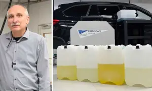 Man med mustasch bredvid en personbil med flera dunkar med vätska, troligen för blankdiesel.