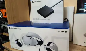 Zestaw PlayStation VR2 z goglami, kontrolerami i adapterem PC.