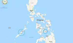 Mapa pokazuje, gdzie leżą Filipiny, z zaznaczonymi wyspami Luzon, Palawan i Mindanao, oraz miastami Manila i Cebu.