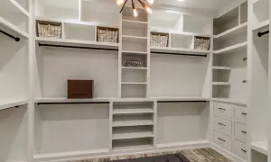 Armario de pladur blanco con cestas, cajas y barras para colgar.