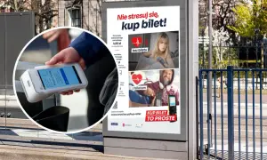Ręka trzyma telefon z aplikacją do zakupu biletów. Reklama przypomina o karze za brak biletu, zwłaszcza ulgowego bez legitymacji.