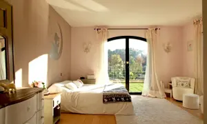 Peinture chambre fille ado : une chambre douce et lumineuse avec un grand lit, une décoration lunaire et une vue sur la nature.