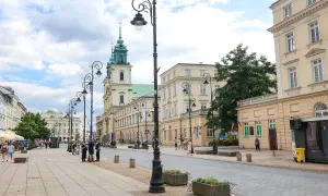 Spacer po Krakowskim Przedmieściu w Warszawie. Eleganckie kamienice, zabytkowy kościół i stylowe latarnie tworzą niepowtarzalny klimat.