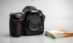 Nikon D850 con un fascio di banconote. Forse i problemi di questa reflex sono costosi da risolvere.