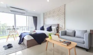 Camera da letto moderna con condizionatore posizionato strategicamente sopra la porta finestra per un comfort ottimale.