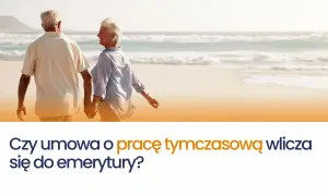 Starsza para spaceruje po plaży. Czy umowa o pracę tymczasową wlicza się do emerytury?