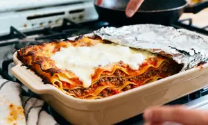 Lasagne maison dorée et gratinée, prête à être dégustée. Une recette lasagne qui fait saliver !