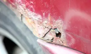 Rdza w samochodzie? Wybierz najlepszą farbę i zapomnij o problemie