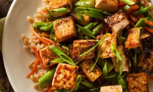 Chrupiące kostki tofu z warzywami i kaszą. To zdrowe i pyszne danie, które pokazuje, co to tofu w najlepszym wydaniu.