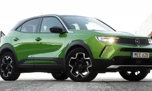 Grön Opel Mokka med svarta detaljer. En bil som kan ha ett opel mokka problem med sina fälgar.